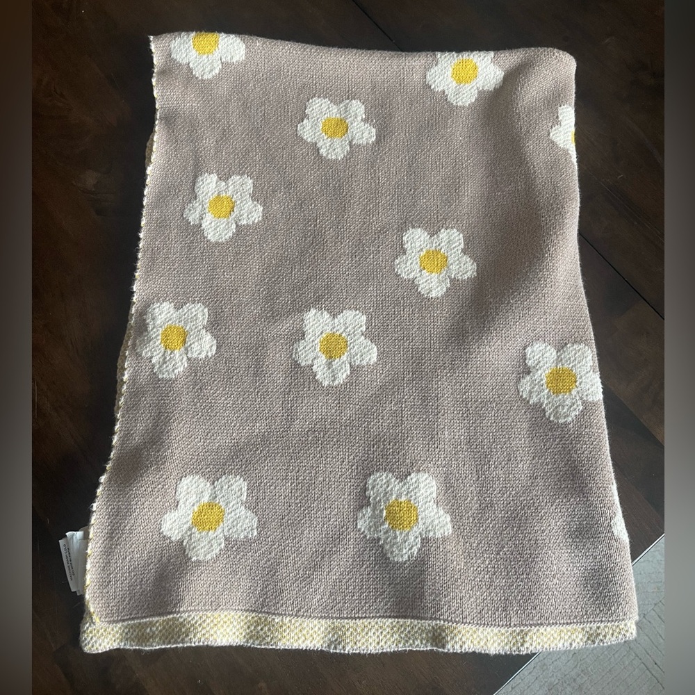 Floral Knit Blanket with Daisy Pattern
